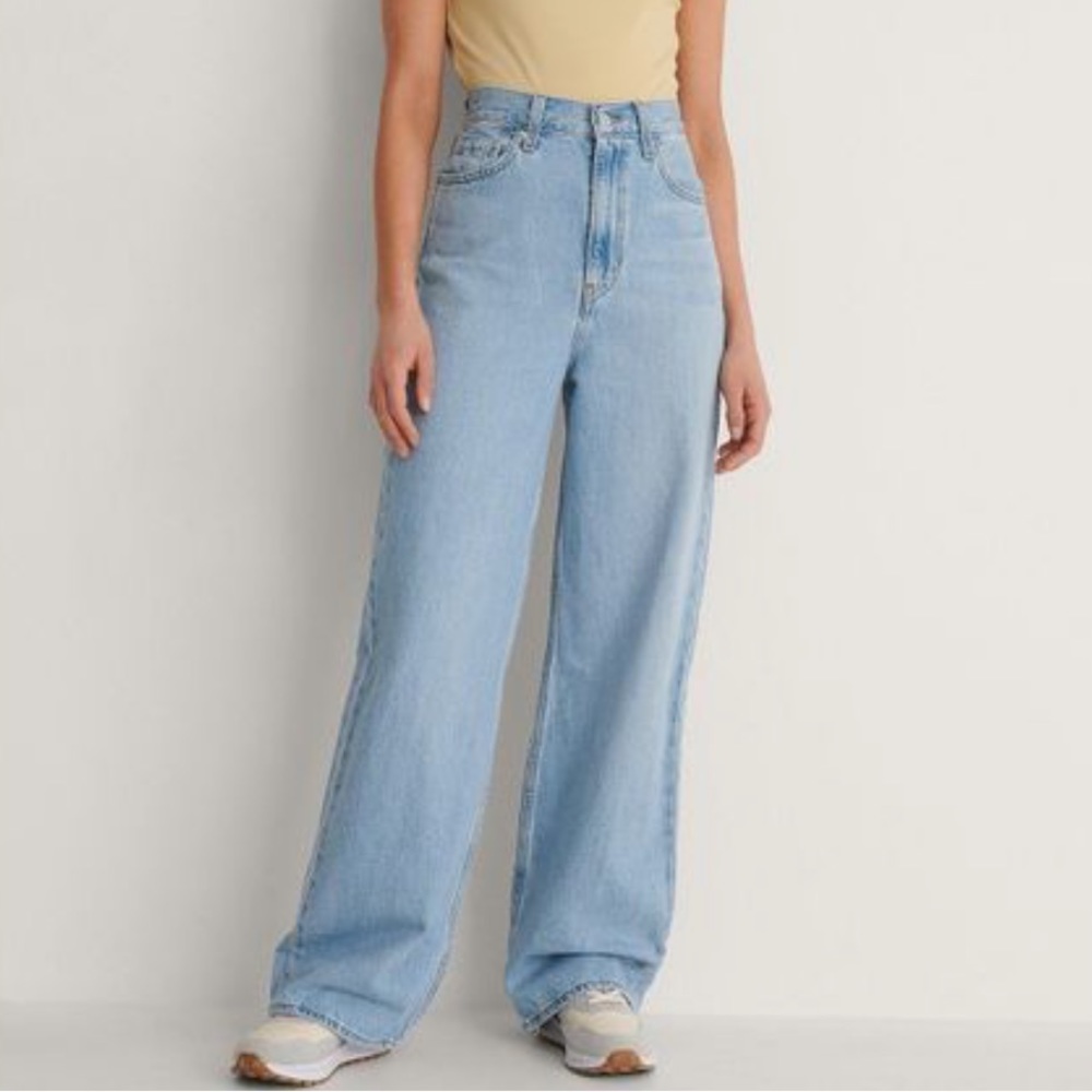 Levi’s High Loose Full Circle Light Wash Jeans